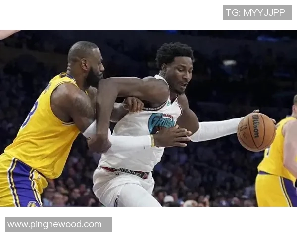 2009年湖人队与灰熊队激战回顾：经典对决与精彩瞬间的重温