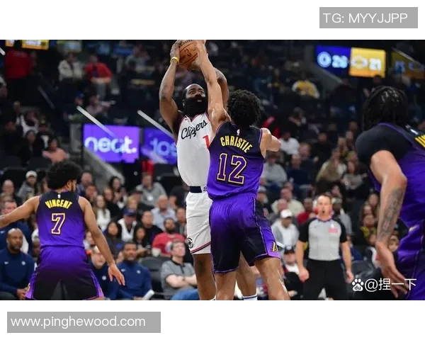 2015年湖人与雷霆激战回顾：经典对决与精彩瞬间分析