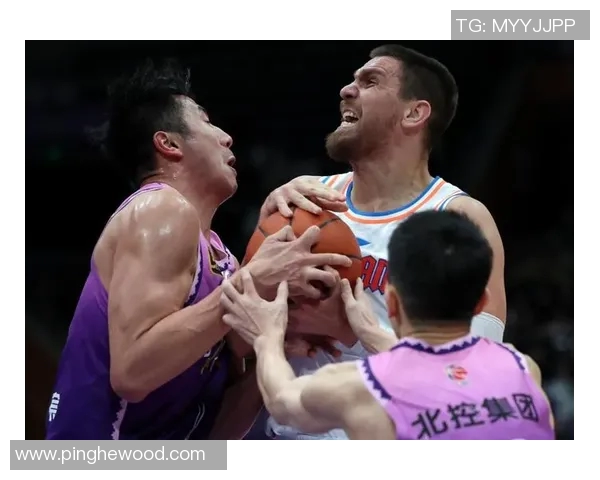 302自由人与太阳的激烈对决揭示了篮球战术与团队合作的重要性